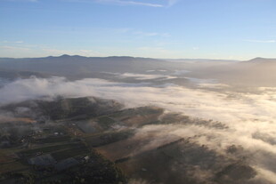 云海之上的壮丽山景