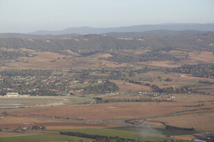 俯瞰广袤田野与村庄