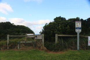 乡村木栅栏与路旁标识牌