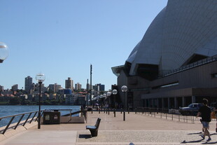 悉尼歌剧院前的海滨风光