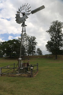 田野中的老式风车