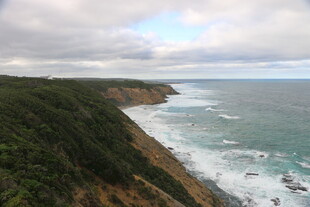 海岸风光 海浪拍击绿色崖岸