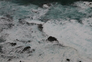 海浪拍打礁石的壮阔景象