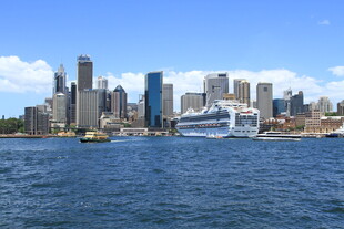 悉尼港景 游船穿梭于高楼间