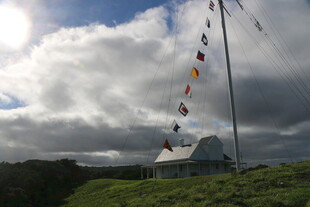 草原上飘扬的多彩经幡