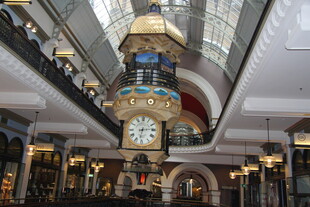 商场内华丽的钟楼景观