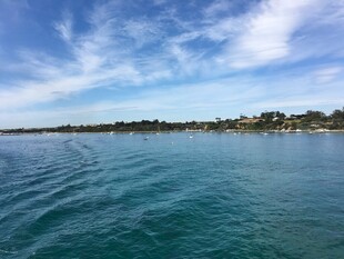 碧海蓝天畔的美丽海岸线