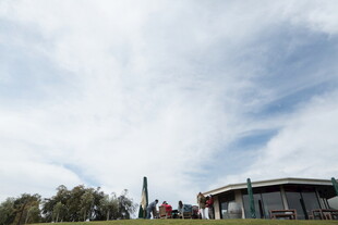 户外建筑及人群风景图