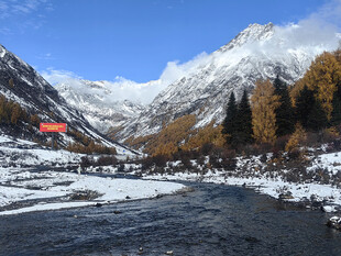 雪山下的河谷秋日美景