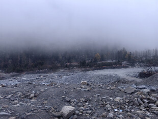 雾中河滩碎石与朦胧景致