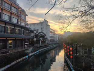 河畔夕阳下的中式建筑景观