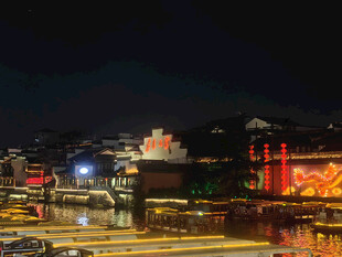 古镇夜景灯火璀璨映河面