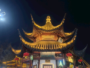 古色古香的中式阁楼夜景