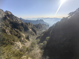 黄山壮丽山景迎灿烂阳光