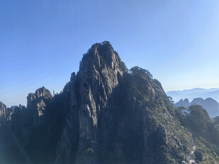 黄山巍峨峻峭的壮丽山峰