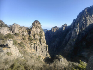 壮丽山景奇峰耸立