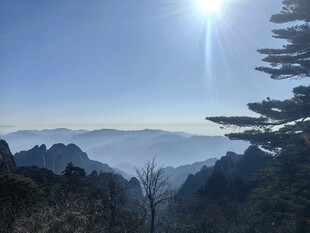 壮丽黄山风景阳光耀山峦
