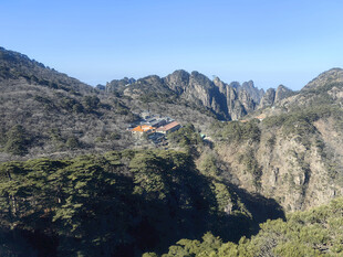 黄山山间美景远处小屋隐现