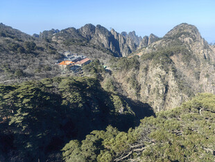 山峦间的隐秘建筑黄山