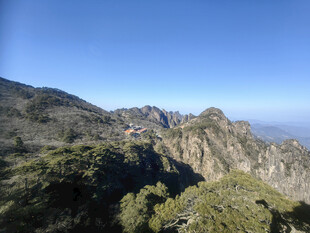 黄山山峦葱郁的壮阔自然风光