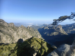 黄山空中俯瞰壮美山峦景色