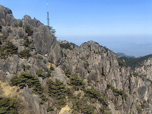 黄山峻峭山峰上的高耸信号塔