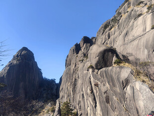 黄山巍峨险峻的壮丽山峰