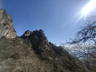 黄山巍峨山峰映蓝天