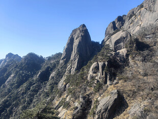 黄山巍峨壮丽的险峻山峰