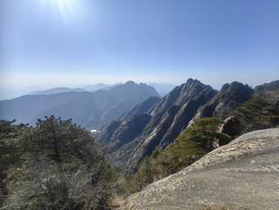 壮丽山景阳光照耀群山