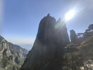 阳光照耀下的巍峨山峰