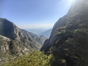 黄山壮丽山景阳光照耀峡谷