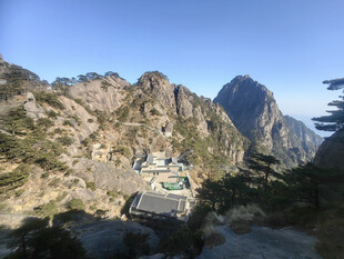 黄山壮丽山景中的建筑奇观