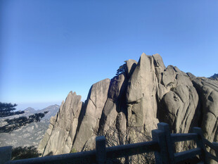 黄山巍峨壮观的嶙峋山峰
