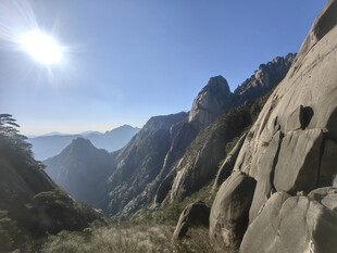 壮丽山景阳光照耀奇峰
