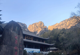 黄山山间古建与壮丽山景
