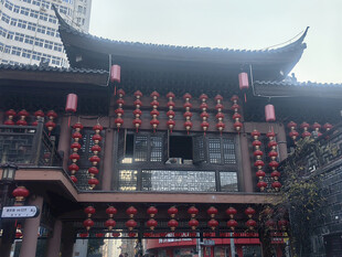 中式古建挂红灯笼景象