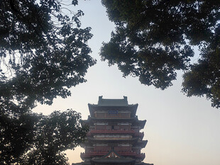 夕阳下的中式古建筑塔楼