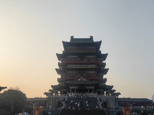 夕阳下的古朴多层古建筑