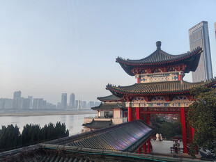 滕王阁古亭与现代建筑相映