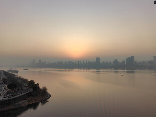 江边日出城市美景