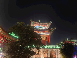 滕王阁夜晚璀璨的中式古建筑