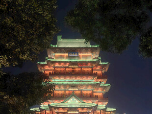 滕王阁夜幕下的绚丽中式塔楼