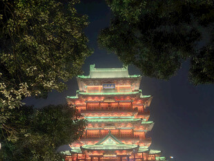 滕王阁夜幕下的绚丽古塔