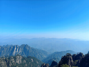 黄山壮丽山景蓝天映衬巍峨峰峦