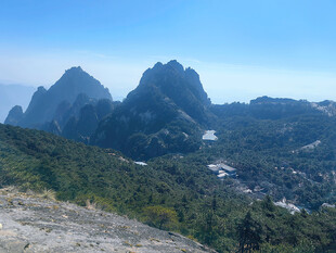 黄山壮丽山景绿意盎然的峰峦