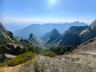 黄山壮丽山景阳光照耀群山