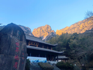 黄山山间古建映夕阳