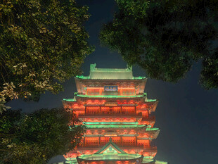 滕王阁夜幕下的绚丽古塔楼