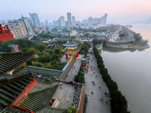 赣江滕王阁江边城市古建筑风光